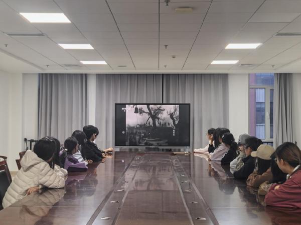 公司举办 “光影映初心・星火铸青春” 红色放映厅观影活动